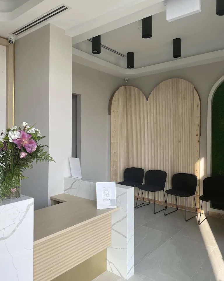 Reception desk and waiting chairs at Yonge Forest Dental in Barrie